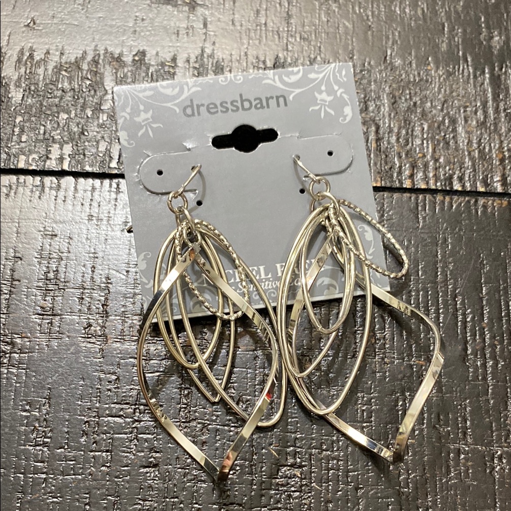 Dressbarn Silver Tone Nwot Dangle Pierced Earrings 13$
